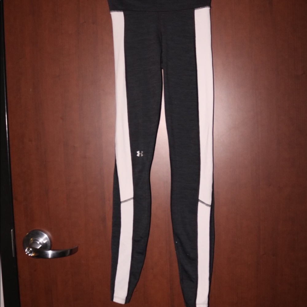 gray and white under armour tights